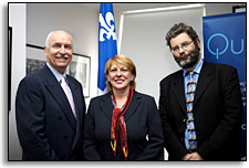 Photo de madame St-Pierre accompagne du dlgu gnral du Qubec  Londres, M. Pierre Boulanger (gauche) et du directeur du British Council Canada, M. Martin Rose (droite).